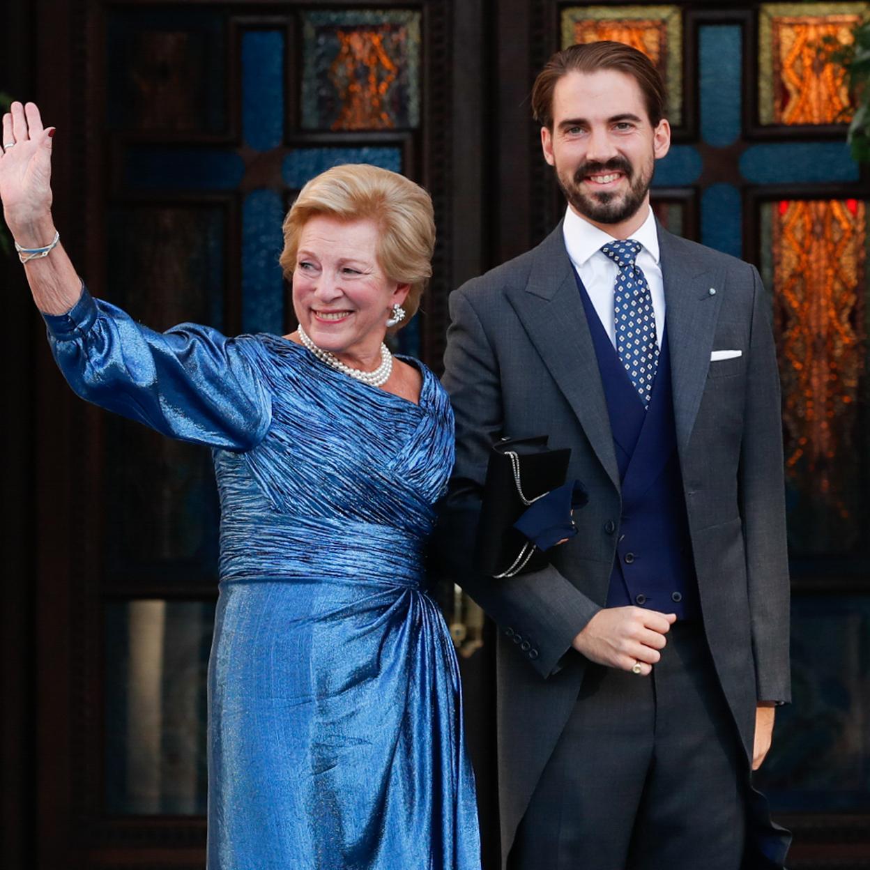 Ana María de Grecia acompaña a su hoijo el príncipe Philippos el día de su boda. 