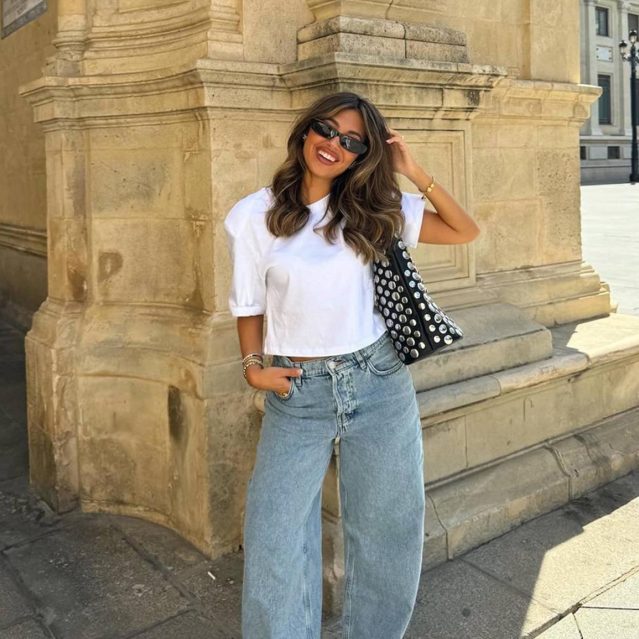 Influencer con bolso viral de Stradivarius