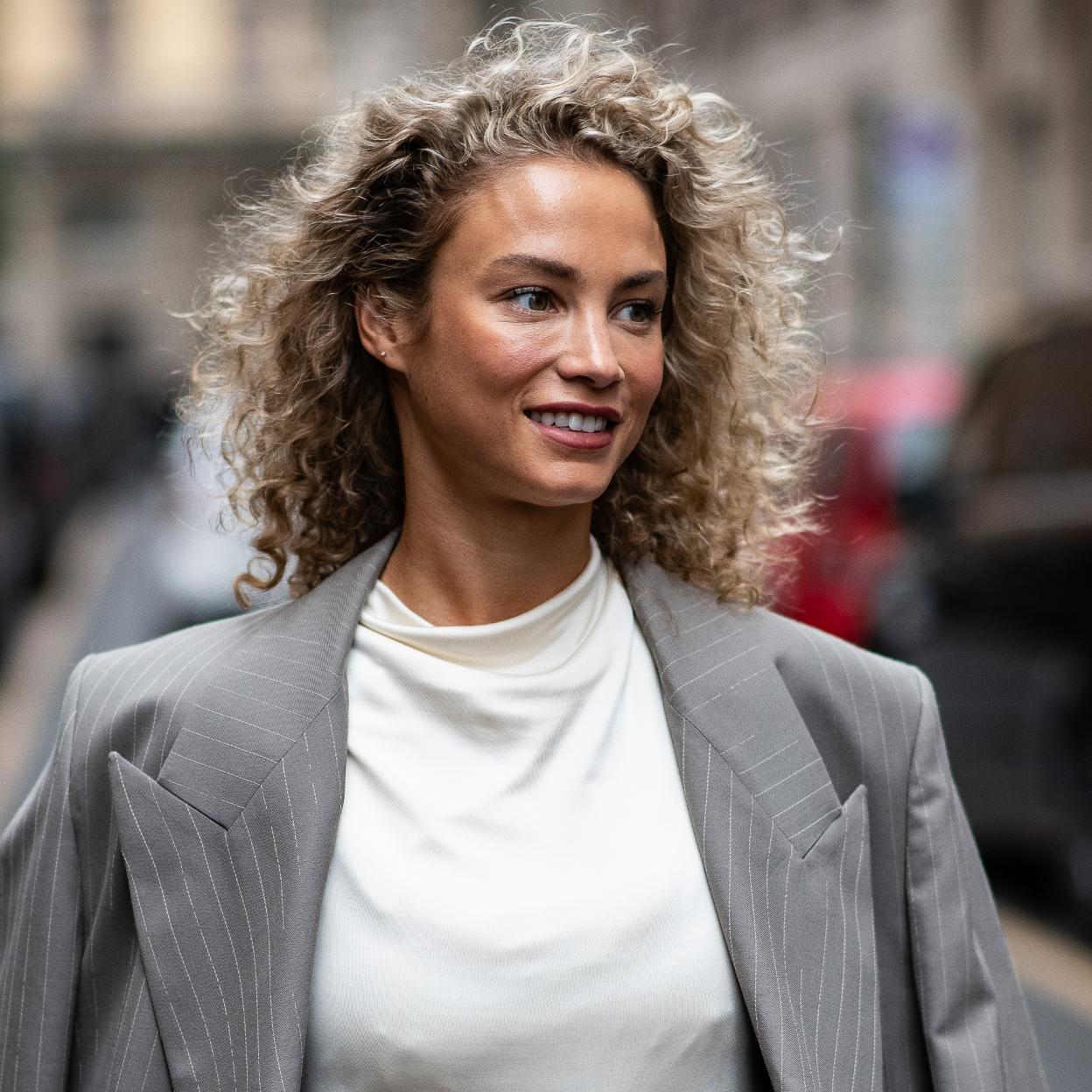 Una chica con rizos en el street style.