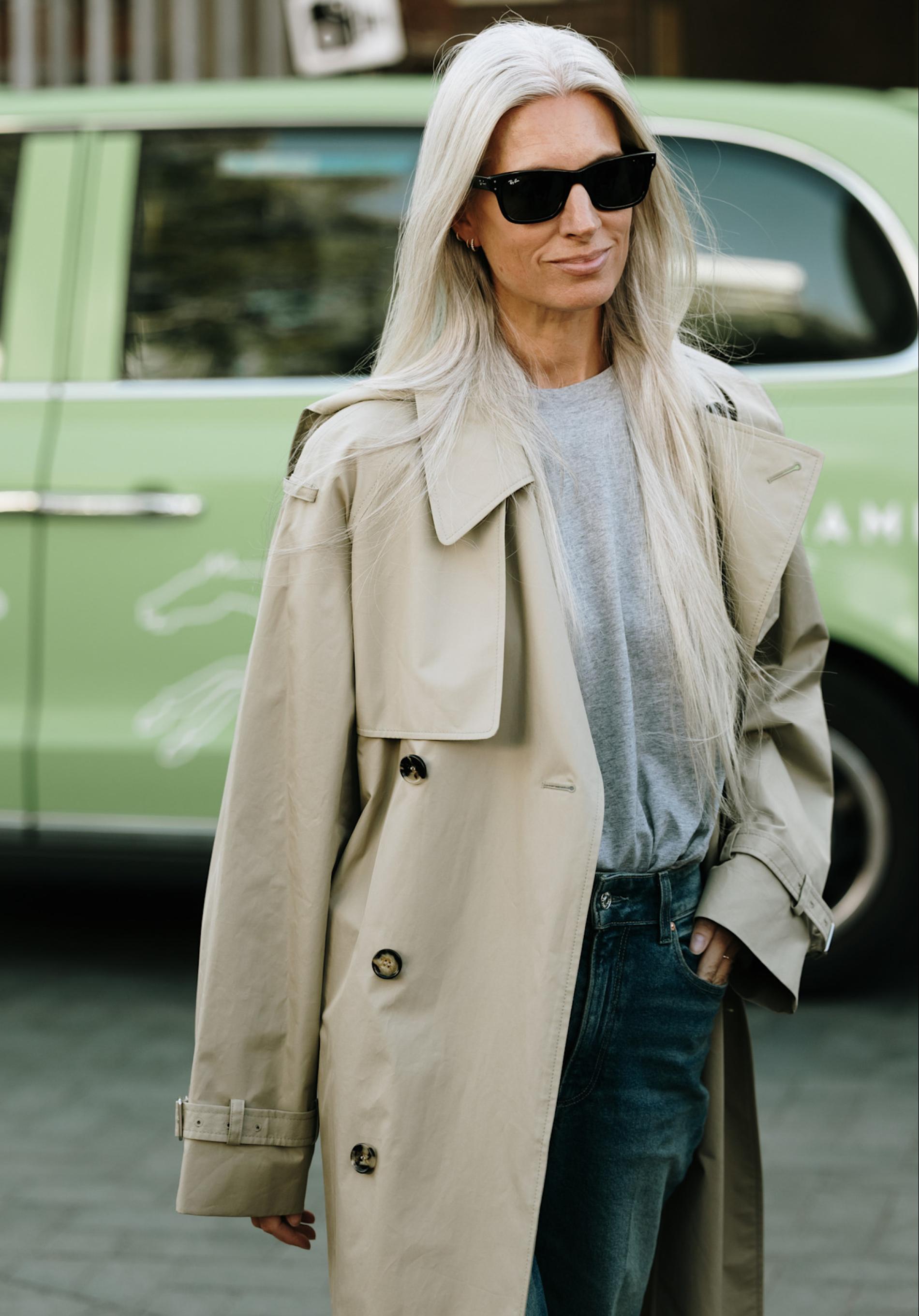 Mujer con básicos de otoño