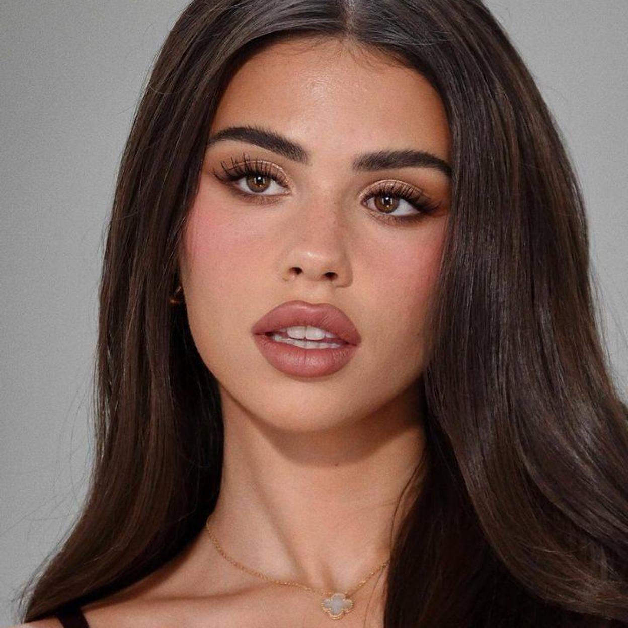 Modelo con labios voluminosos maquillados con perfilador en tono canela