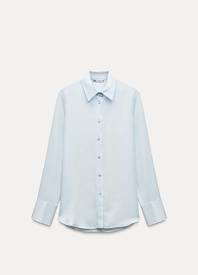 Imagen - Camisa fluida en azul de Zara (15,99 euros).