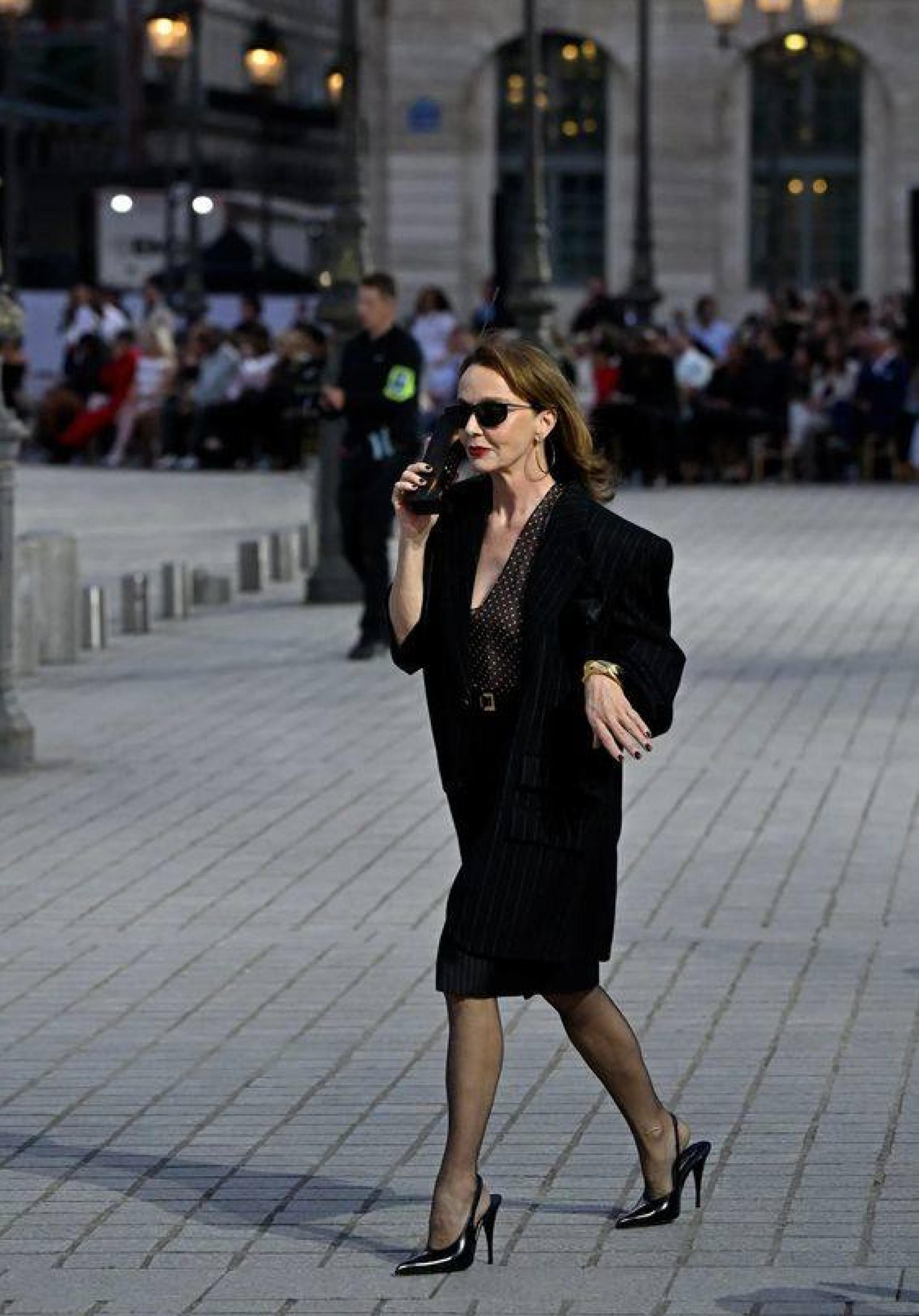 Philippine Leroy-Beaulieu con falda para looks de oficina