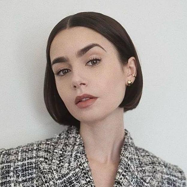Lily Collins con corte de pelo Prada bob con la raya en el medio