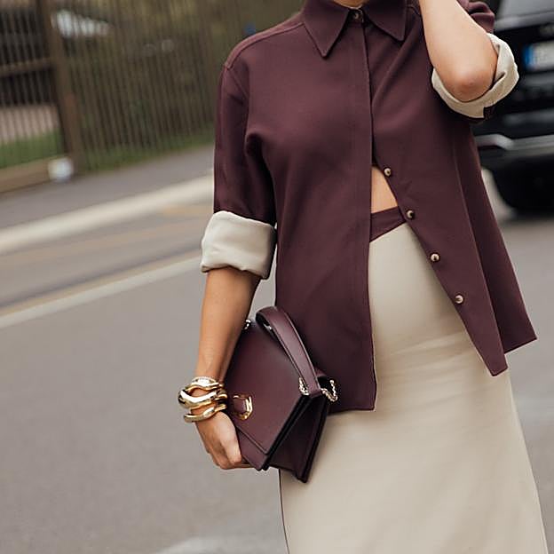 Brazaletes en dorado, el toque de luz que necesitan tus looks básicos de otoño