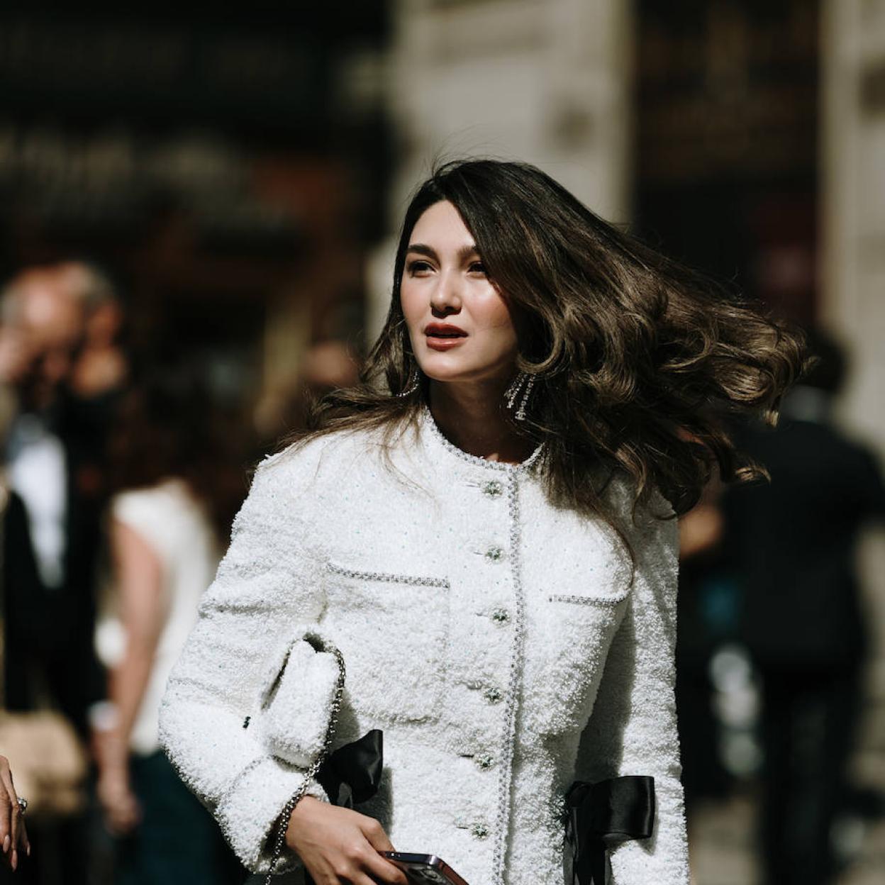 Influencer con cabello con volumen