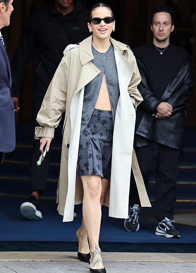 Imagen - Rosalía pasea por París con look de Desigual.