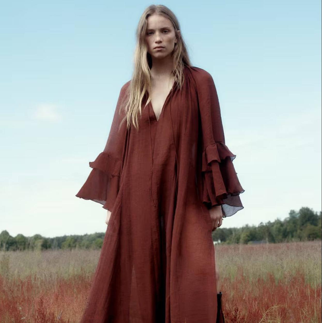 Modelo con vestido amplio para otoño
