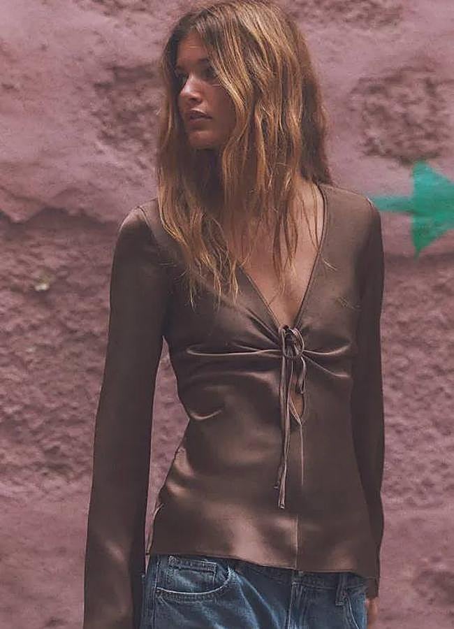 Imagen - Camisa satinada con escote de pico