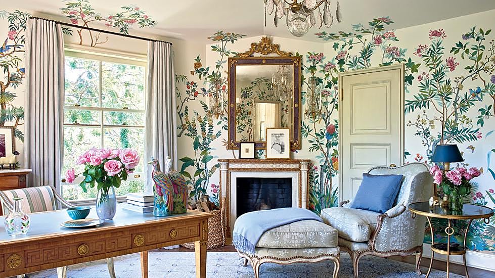 Despacho de una clienta en su villa de inspiración mediterránea en Beverly Hills. La chimenea tiene piezas de mármol de un viejo convento de Galicia.