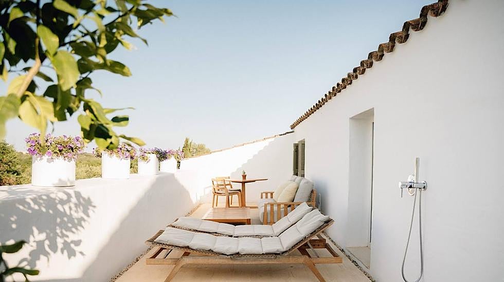 Terraza de una de las habitaciones del Hotel Torralbenc en Menorca.