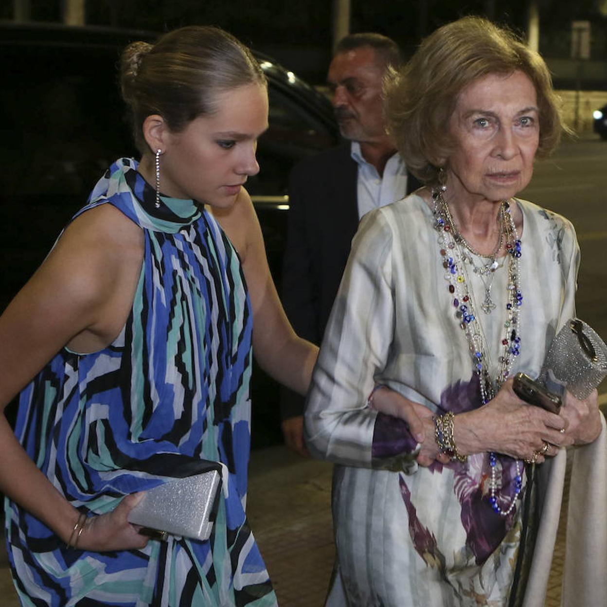 Irene Urdangarin y la reina Sofía a su llegada a la preboda de Teodora de Grecia.