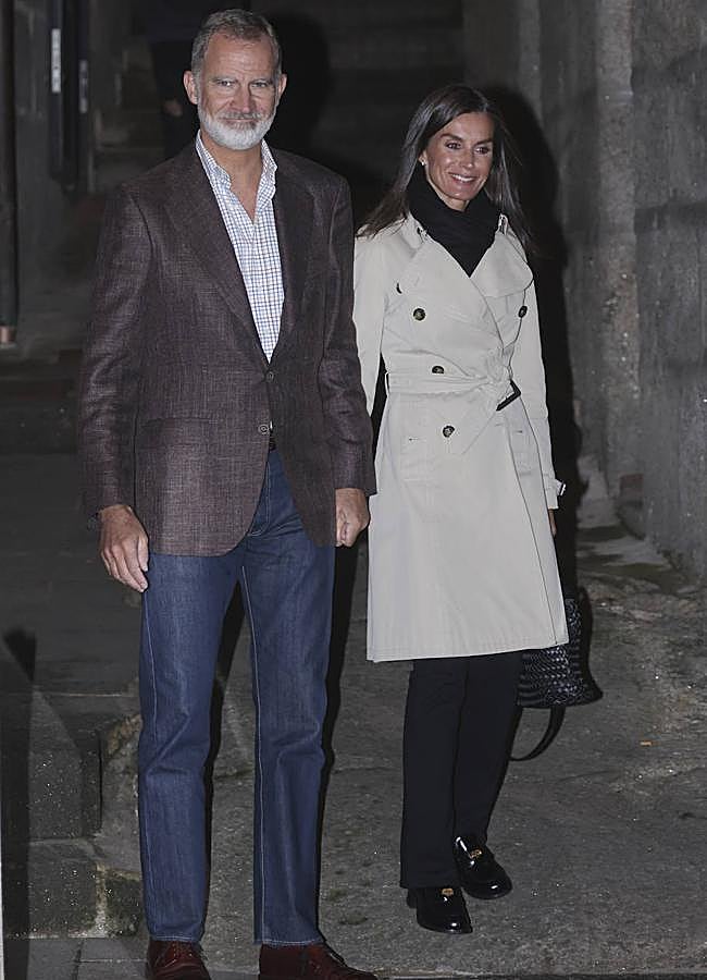 Imagen - La reina Letizia con un look de otoño con gabardina y mocasines. / GTRES