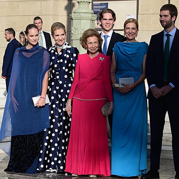 Las infantas Elena y Cristina junto a sus hijos y la reina Sofía.