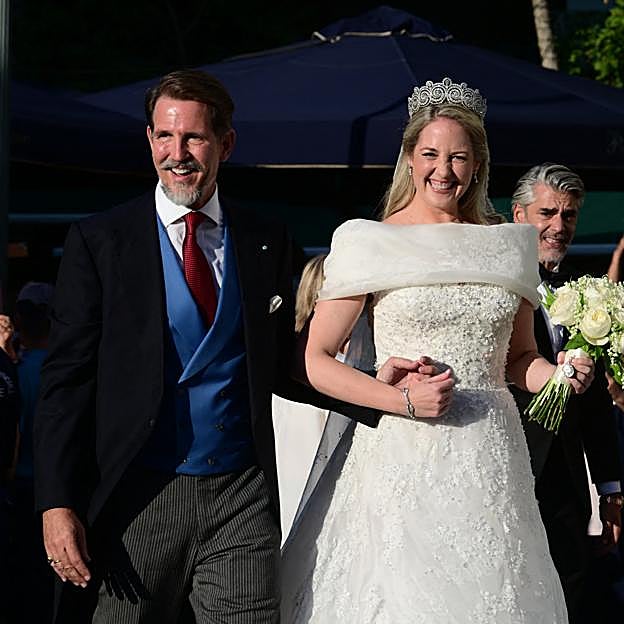Teodora de Grecia acompañada por su hermano Pablo de Grecia a la entrada de la iglesia el día de su boda.