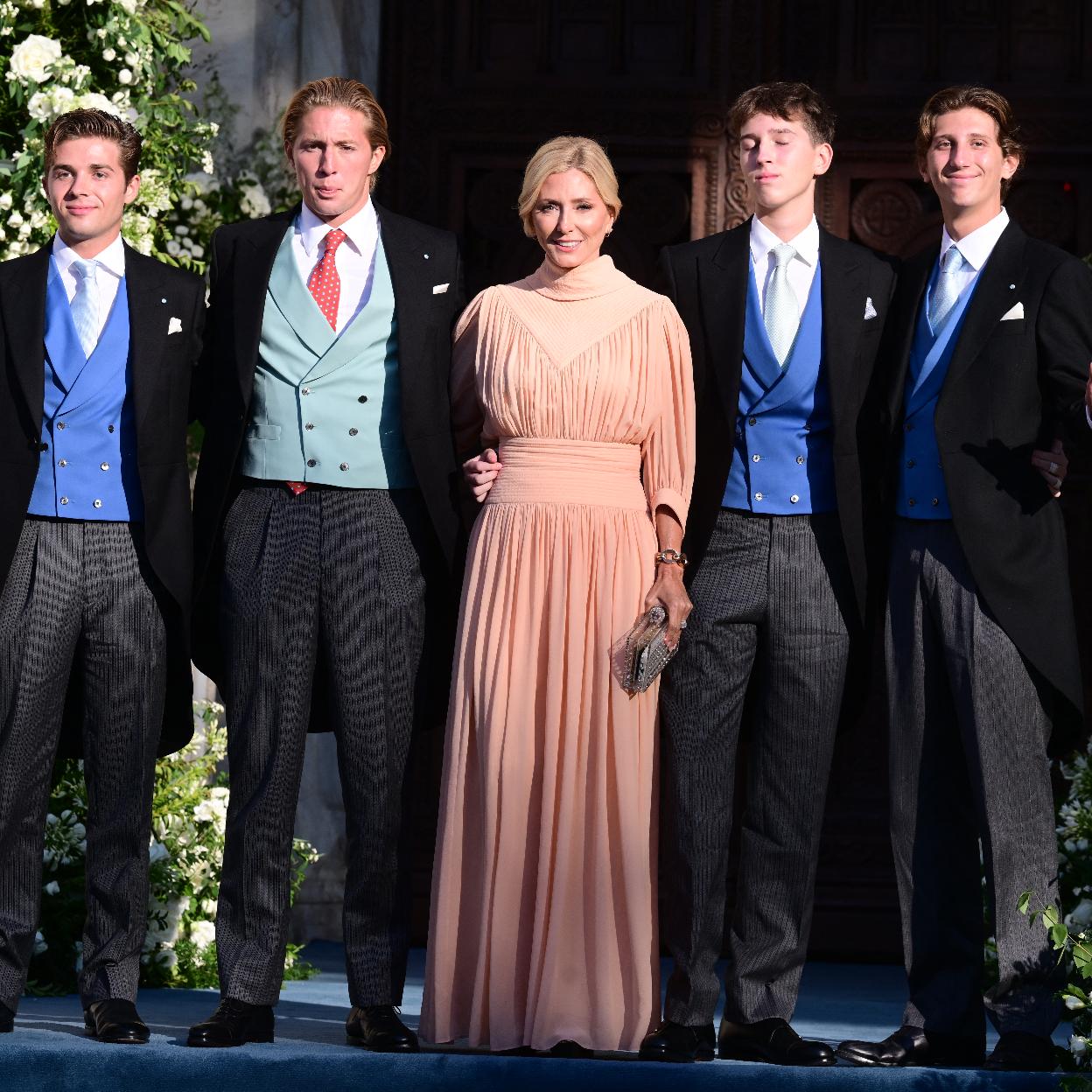 Marie-Chantal con sus hijos en la boda de Teodora de Grecia.