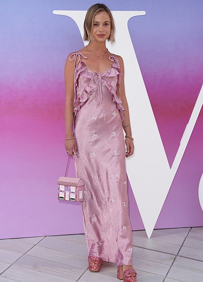 Imagen - La prima de los príncipes Guillermo y Harry, con vestido tipo lencero rosa y bolso con diseño muy original. GTRES.