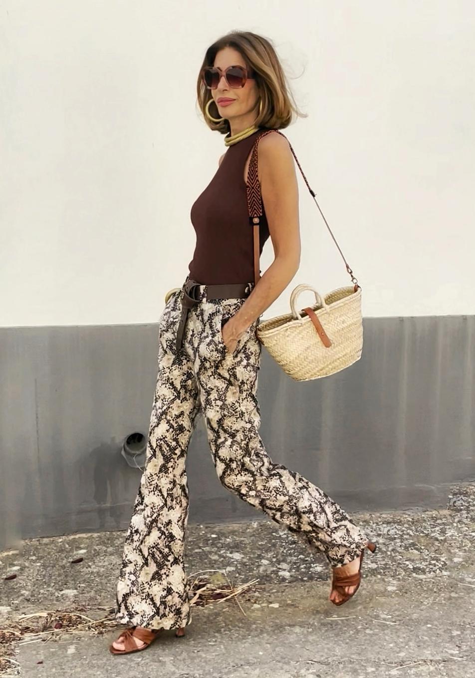 Los pantalones estampados que usan las mujeres de más de 50 más estilosas: el truco para un look de otoño rejuvenecedor