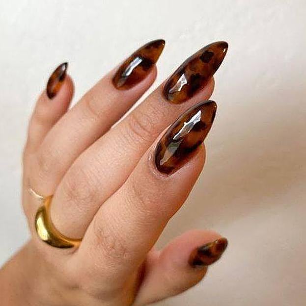Uñas tortoise: la tendencia en manicuras para otoño más viral en Instagram