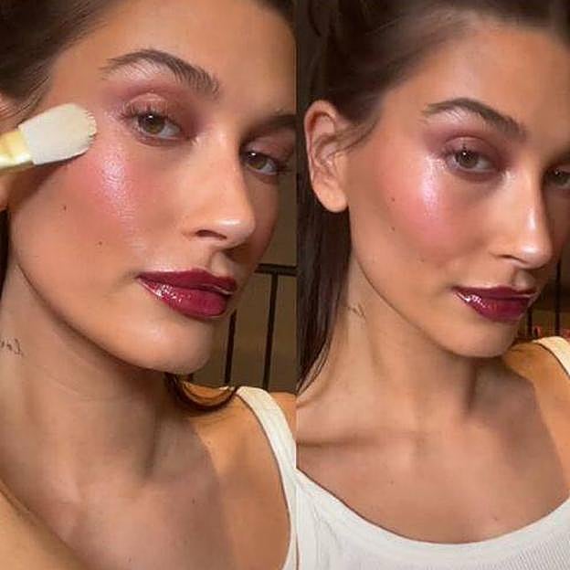 Hailey Bieber con berry makeup tendencia para otoño