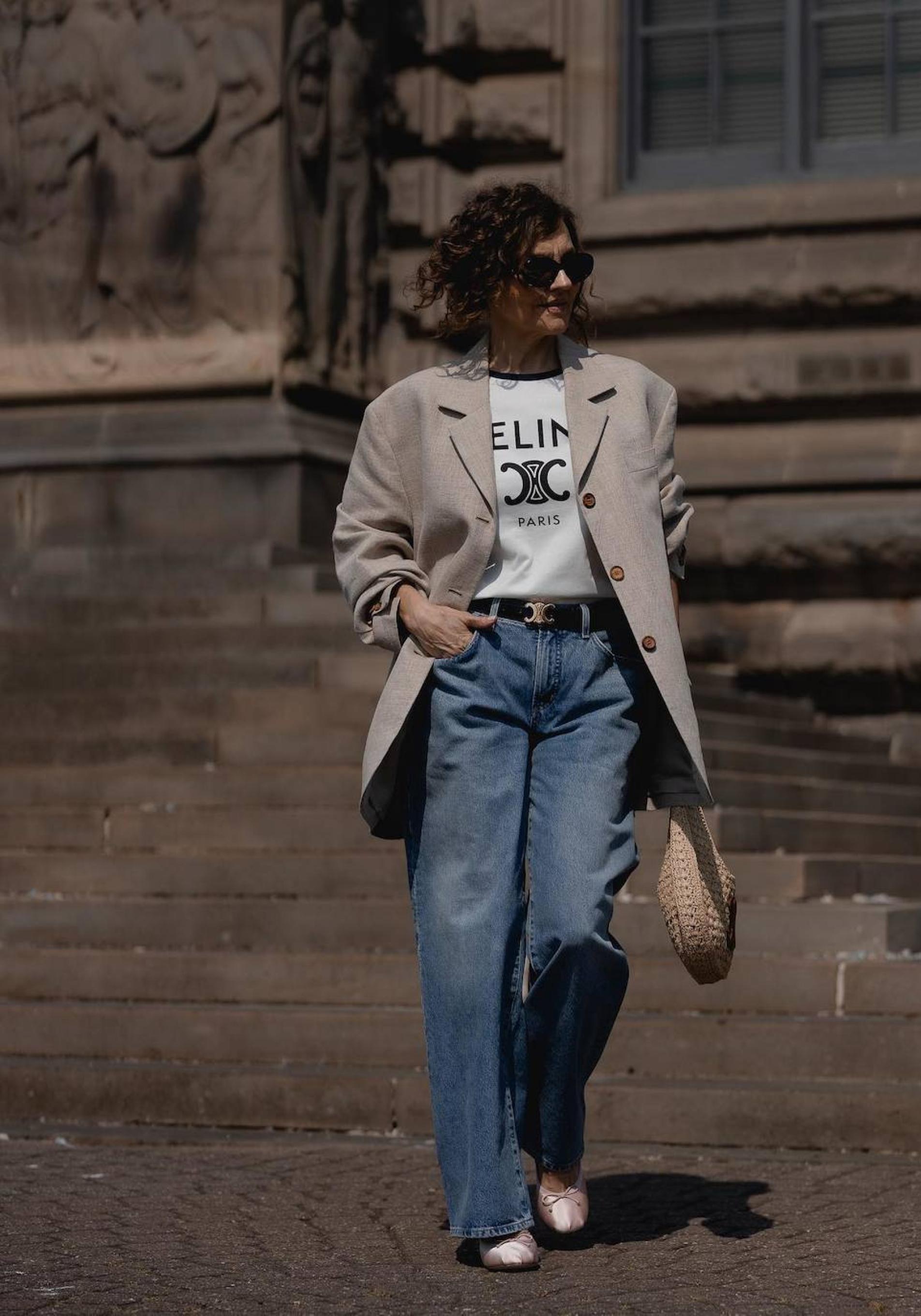 Influencer mayor de 50 con blazer elegante