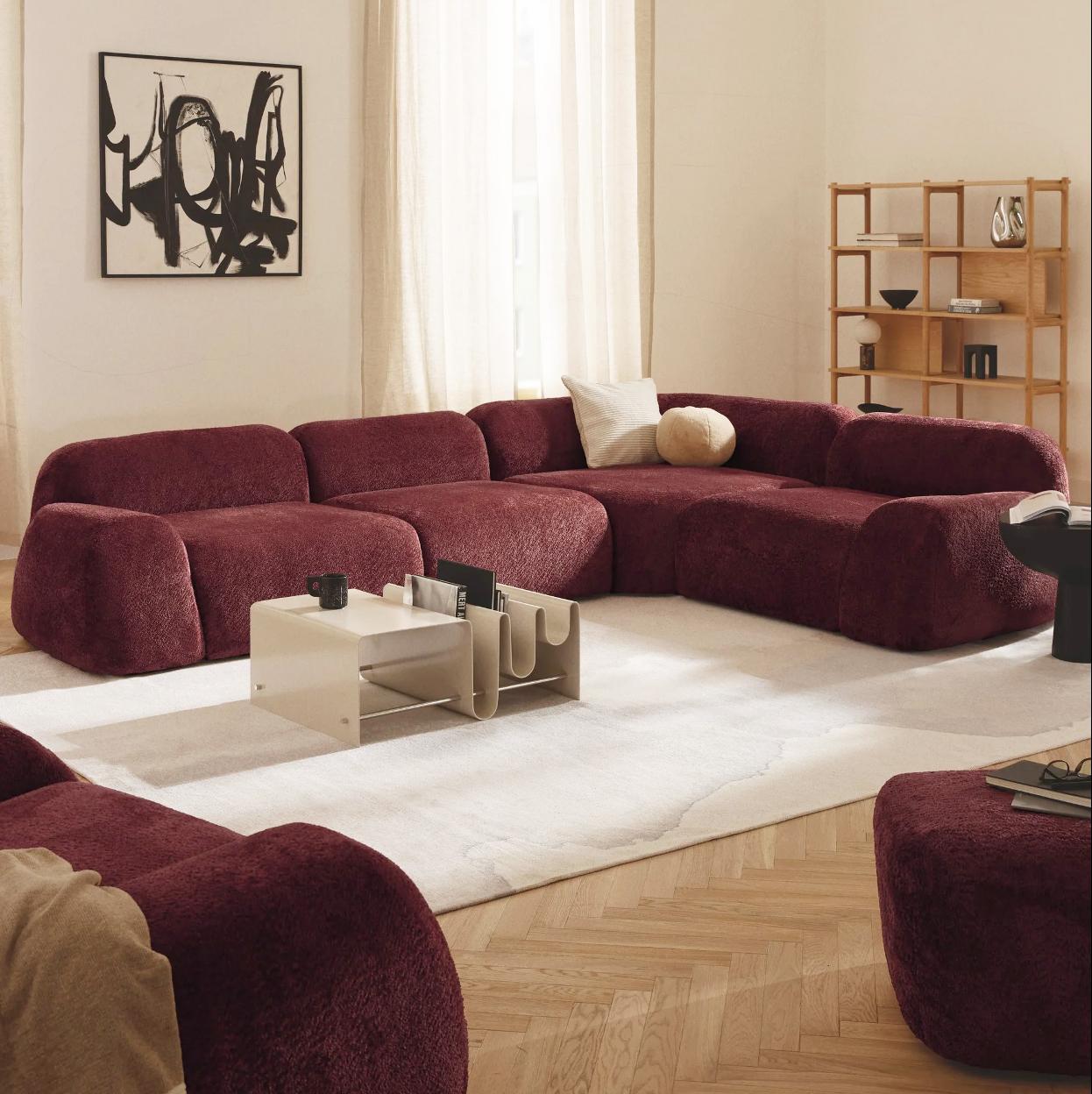 Sofá rinconera modular de borreguillo bouclé Wolke en color vino tinto de Westeing Collection.