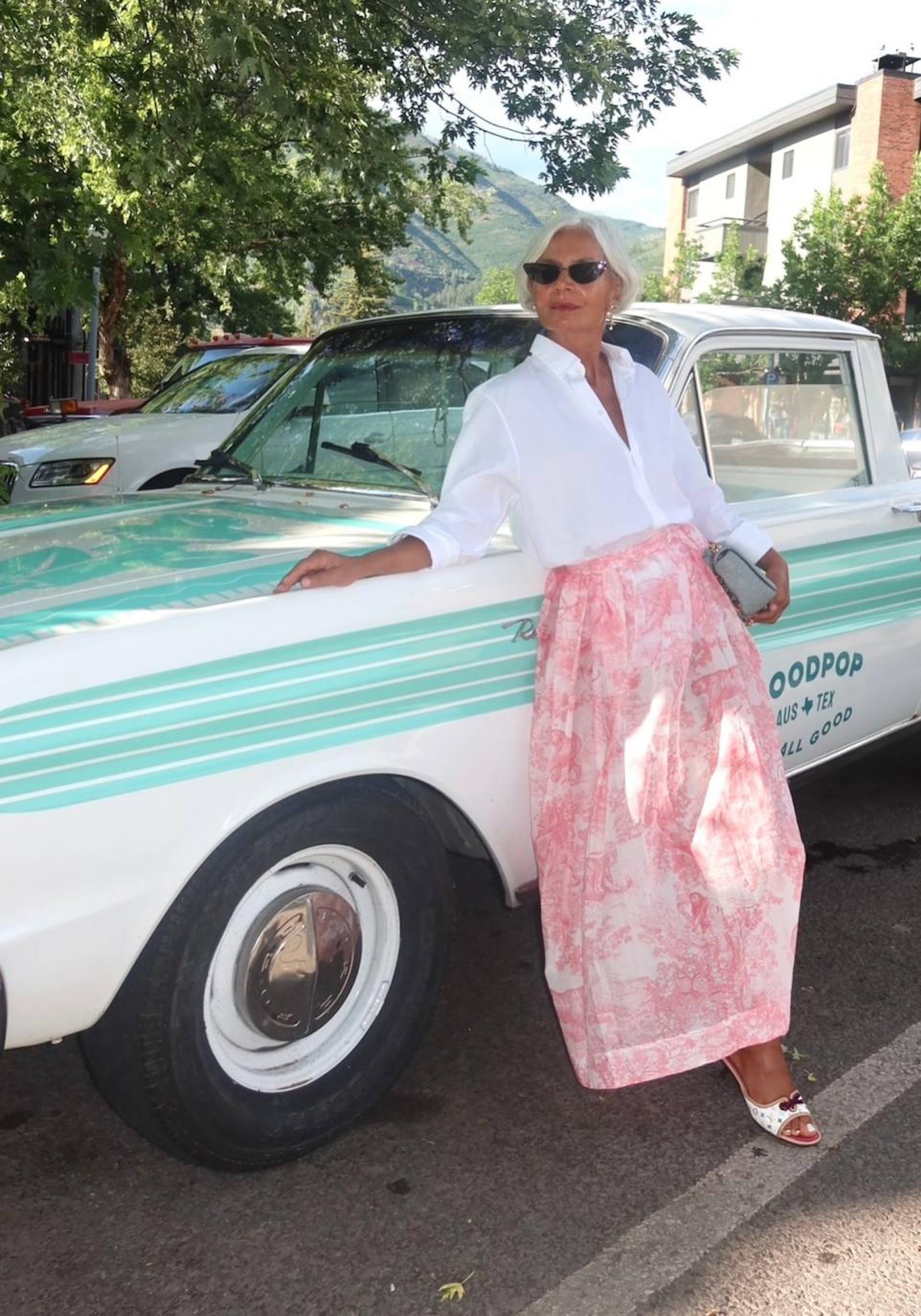 Influencer de más de 50 con falda de vuelo elegante