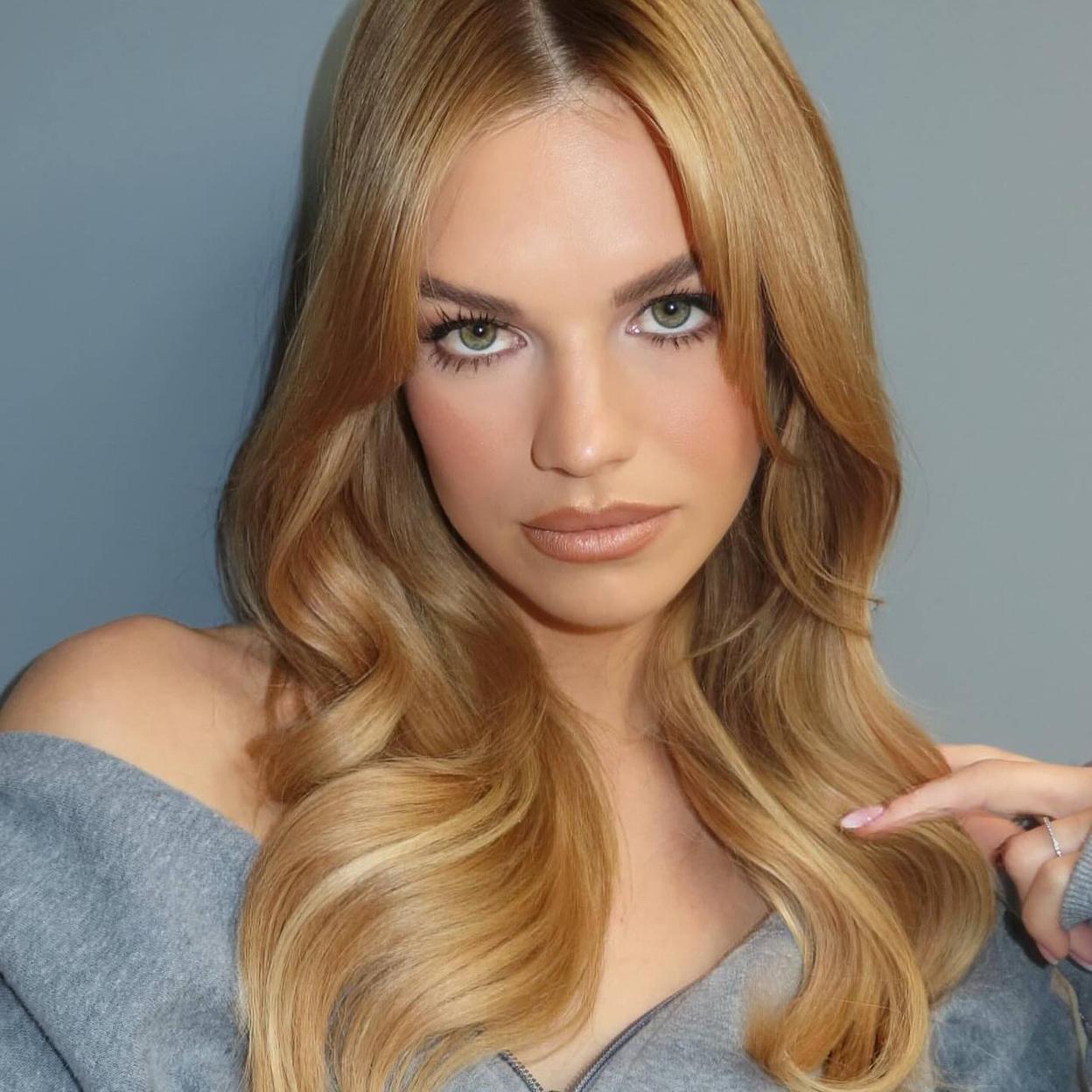 Influencer con pelo suave y brillante