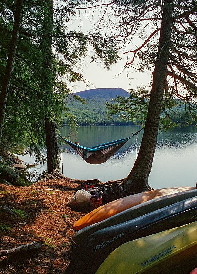 Imagen - Vista de uno de los lagos de los Adirondacks, las montañas en las que transcurre El dios de los bosques. / Mick Kirchman/Unsplash