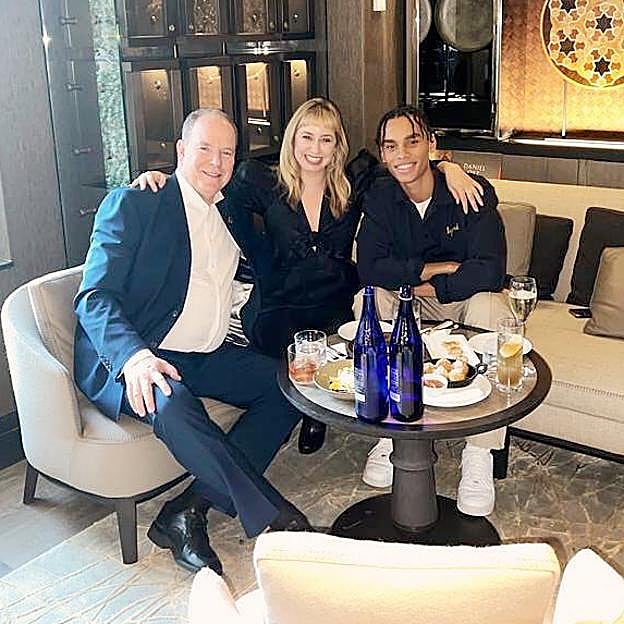 Alberto de Mónaco con sus dos hijos concebidos fuera del matrimonio, Alexander y Jazmin. 