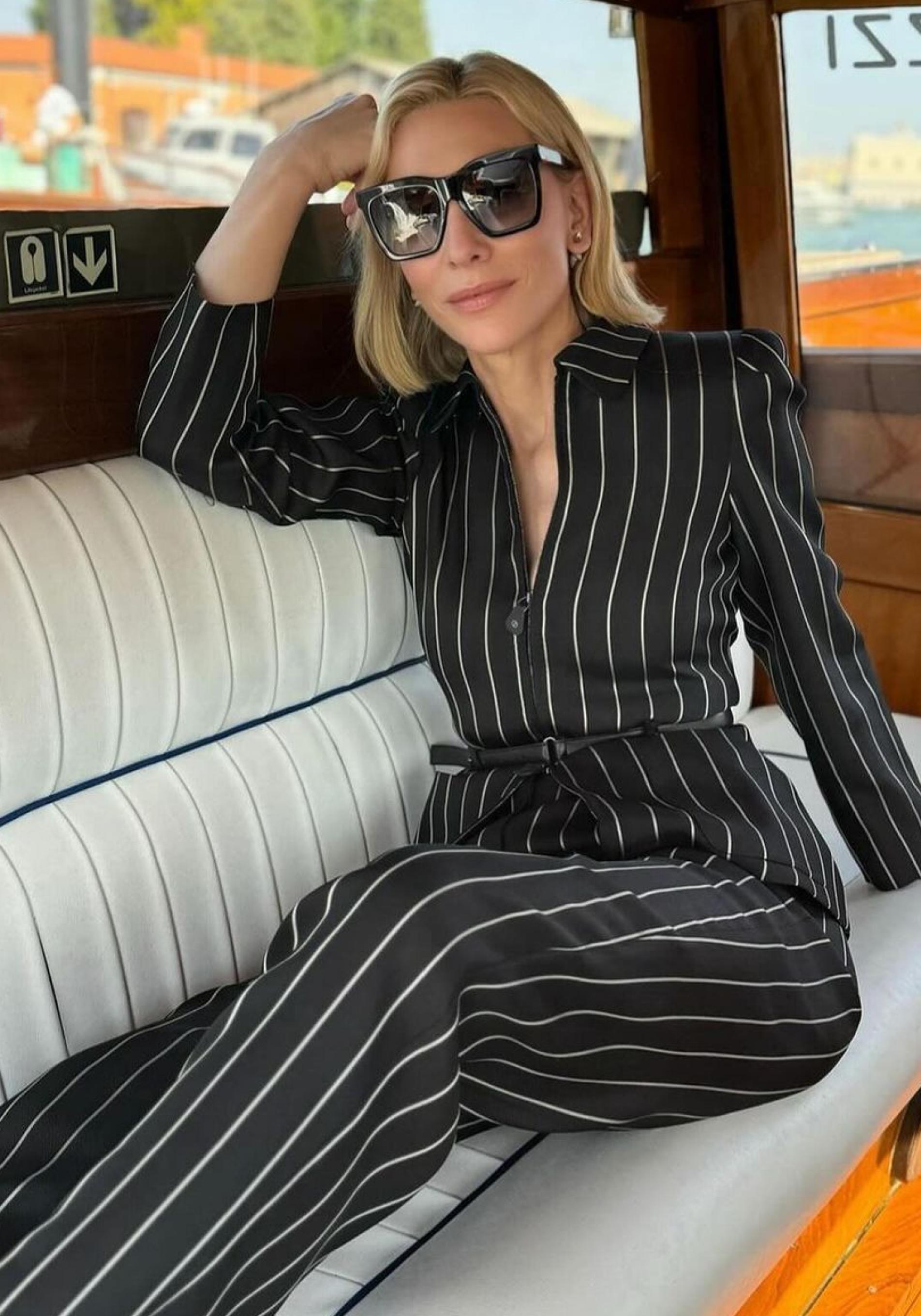 Cate Blanchett sentada en un coche.