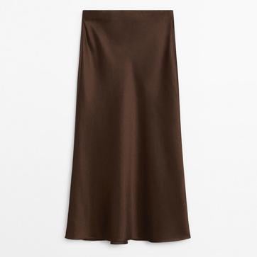 Imagen secundaria 1 - Sudadera con detalle de cuerda de Parfois (32,99€)/ Falda larga satinada de Massimo Dutti (89,95€)/ Botas cowboy altas negras con bordado y tacón de Bosanova (59,95€)