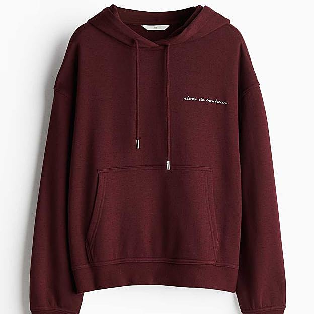 Imagen principal - Sudadera con capucha loose fit de H&M (25,99€)/ Camisa manga larga con botones de Parfois (25,99€)/ Pantalón wide leg tailoring de Bershka (25,99€)