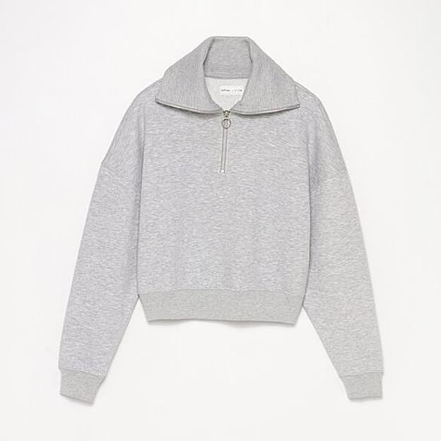 Imagen principal - Sudadera cuello cremallera de Lefties (12,99€)/ Jeans relaxed fit wide leg lavado de Massimo Dutti (59,95€)/ Gabardina cinturón de Pull and Bear (39,99€)