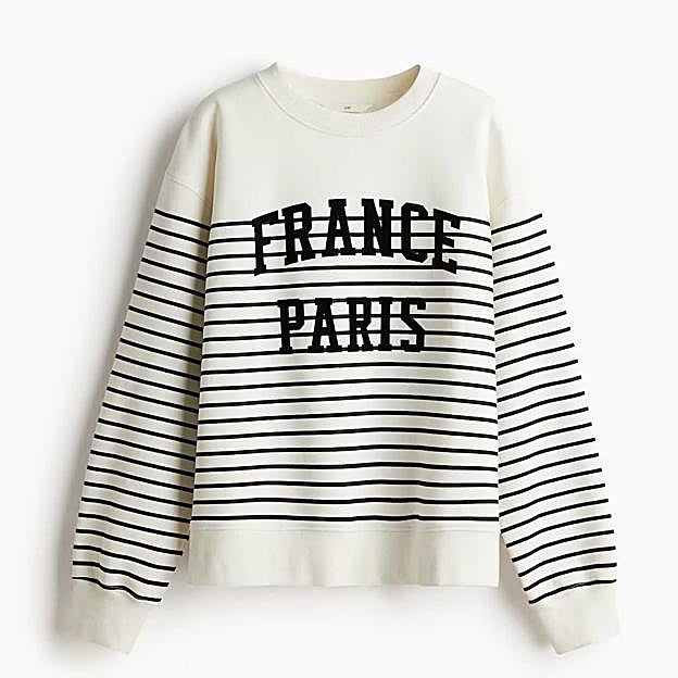 Imagen principal - Sudadera de cuello alto de H&M (19,99€)/ Jeans Miami rectos tiro medio de Mango (29,99€)/ Zapatillas Berlín Ciclista efecto piel y serraje de Victoria (75,90€)