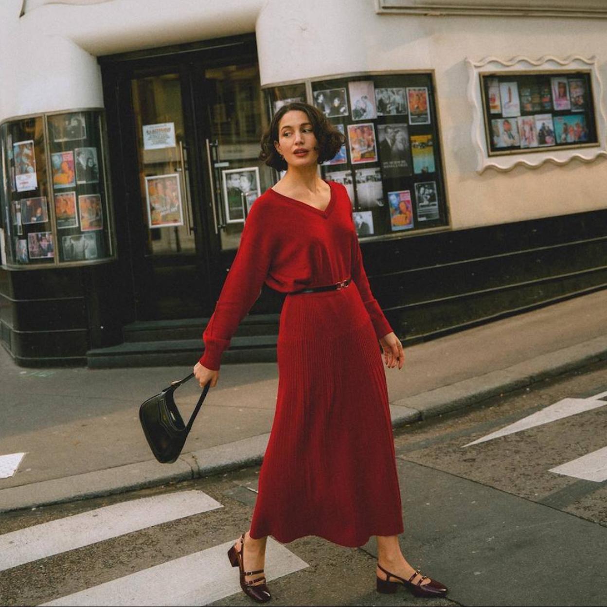 Influencer francesa con zapatos de tacón bajo