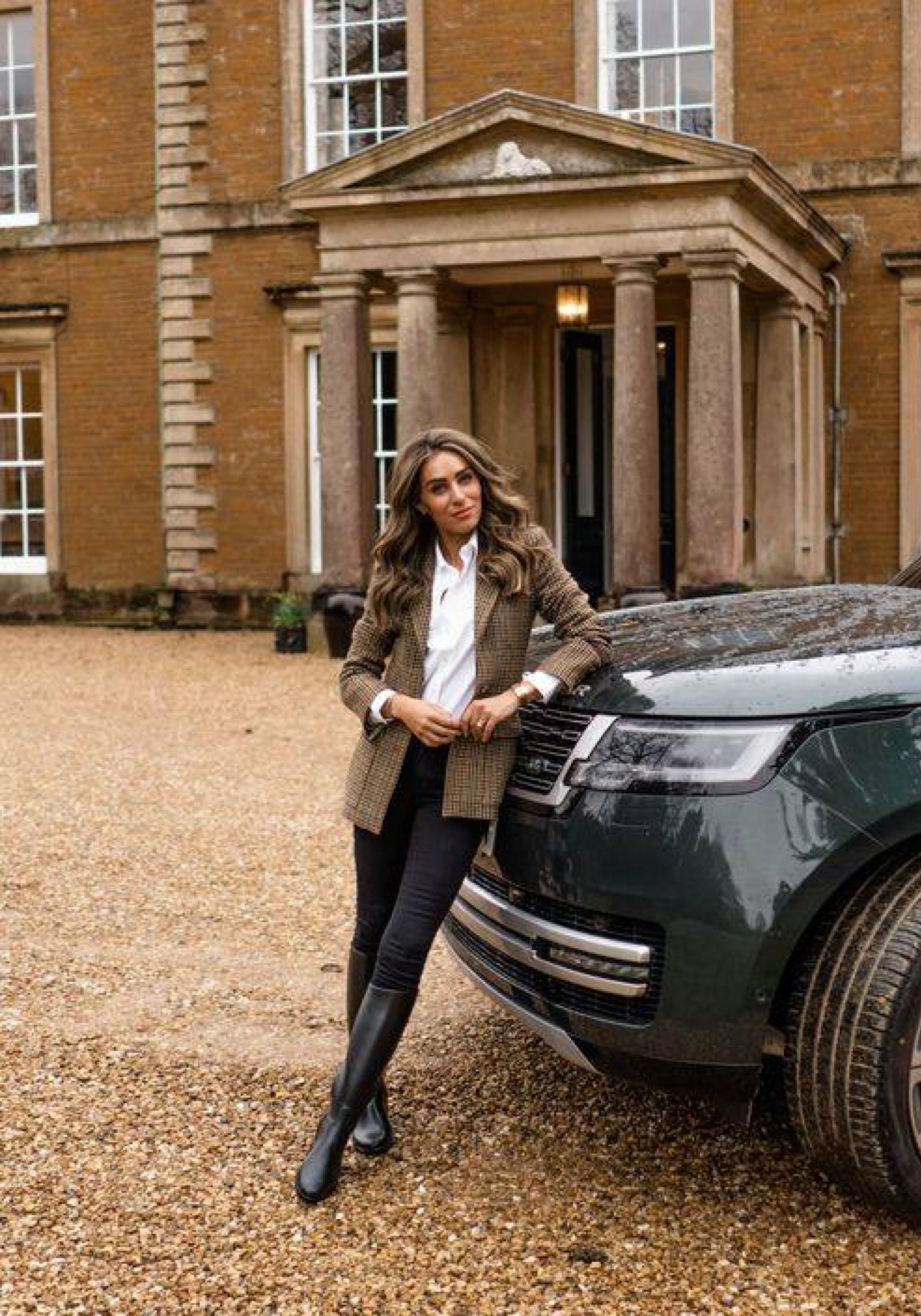 Influencer de más de 50 con botas de montar