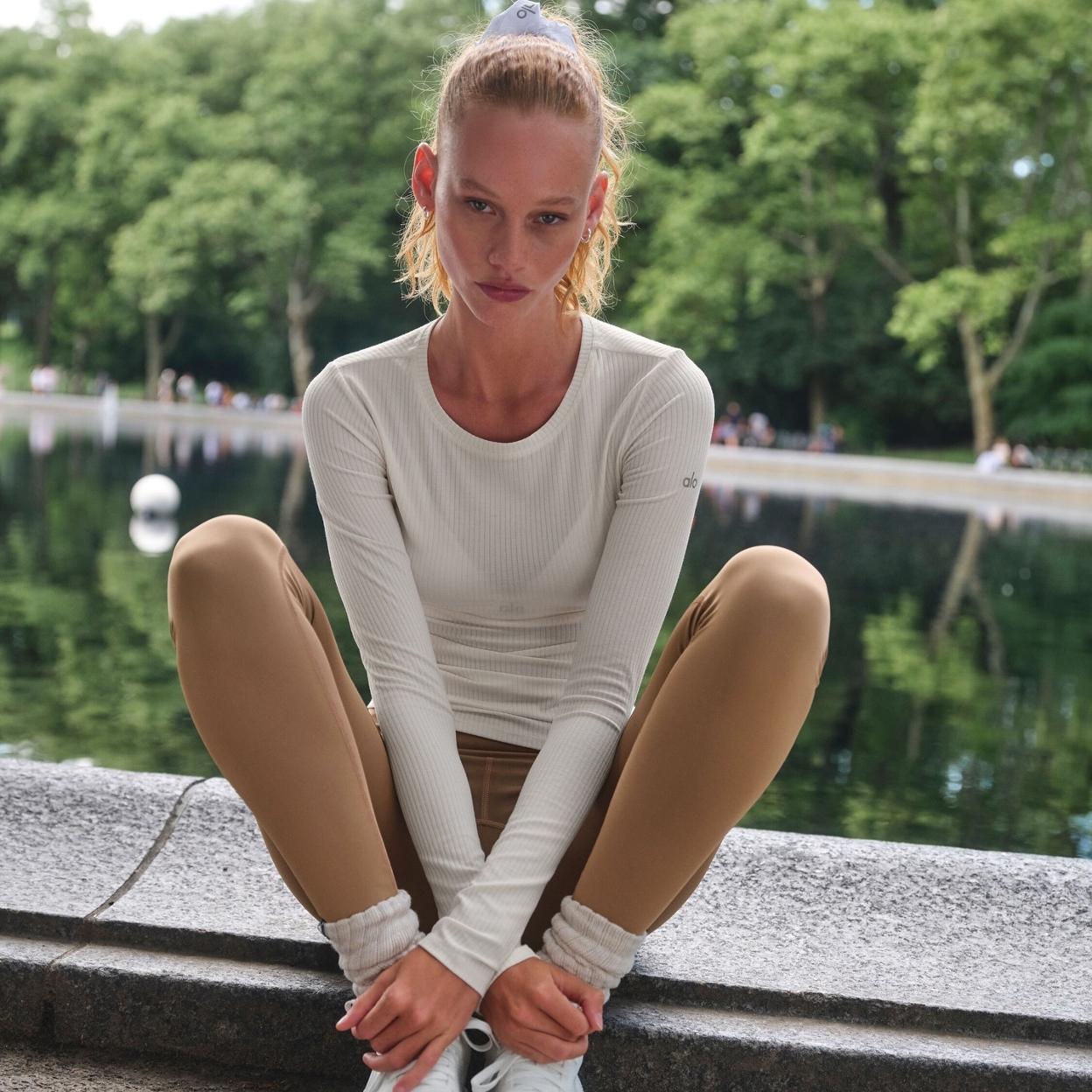 Mujer haciendo ejercicio al aire libre. 