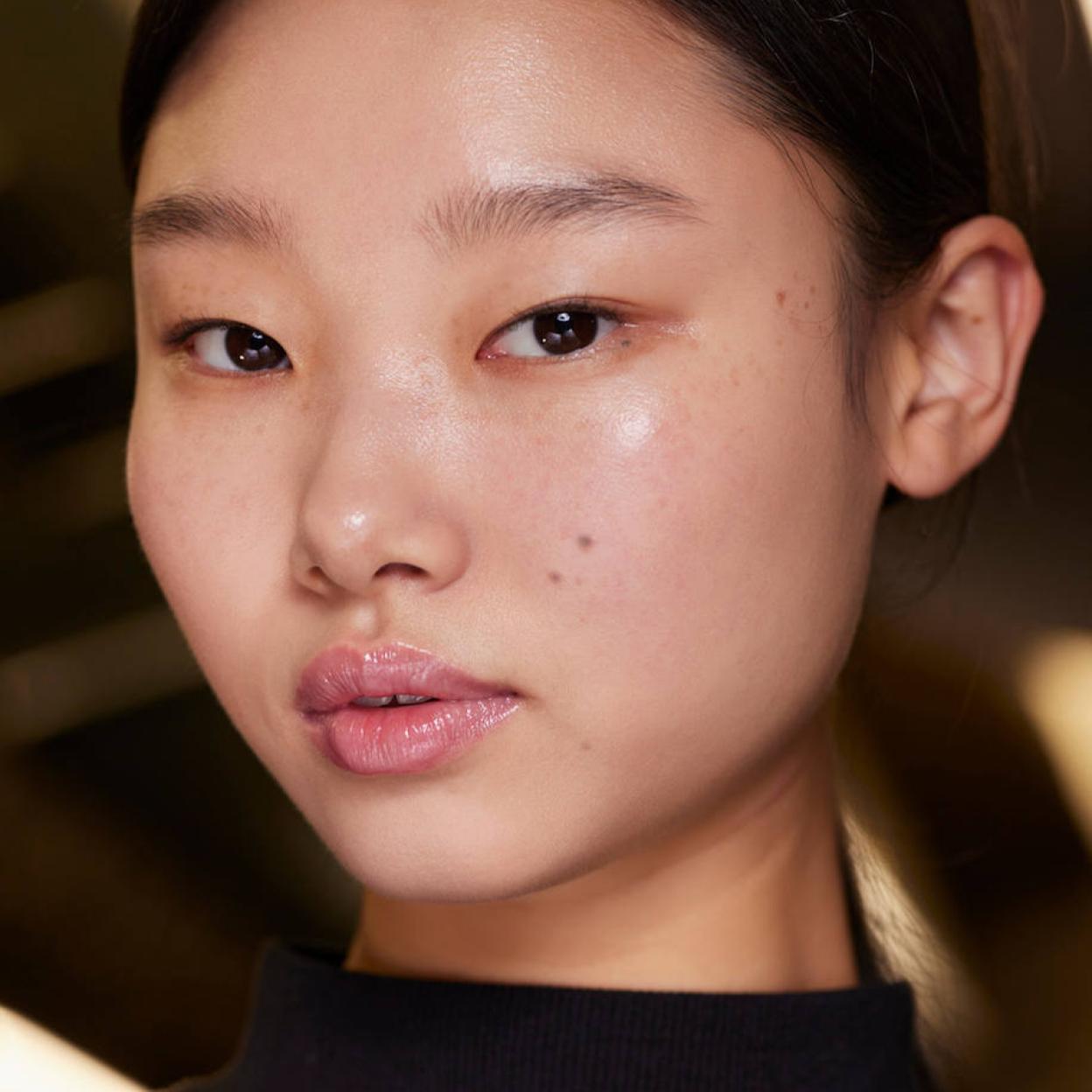 Modelo con piel rellena y tersa