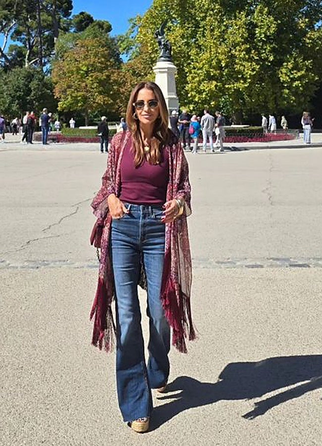 Imagen - La actriz, presentadora e influencer, con un look boho con vaqueros acampanados y alpargatas. INSTAGRAM @PAU_ECHE