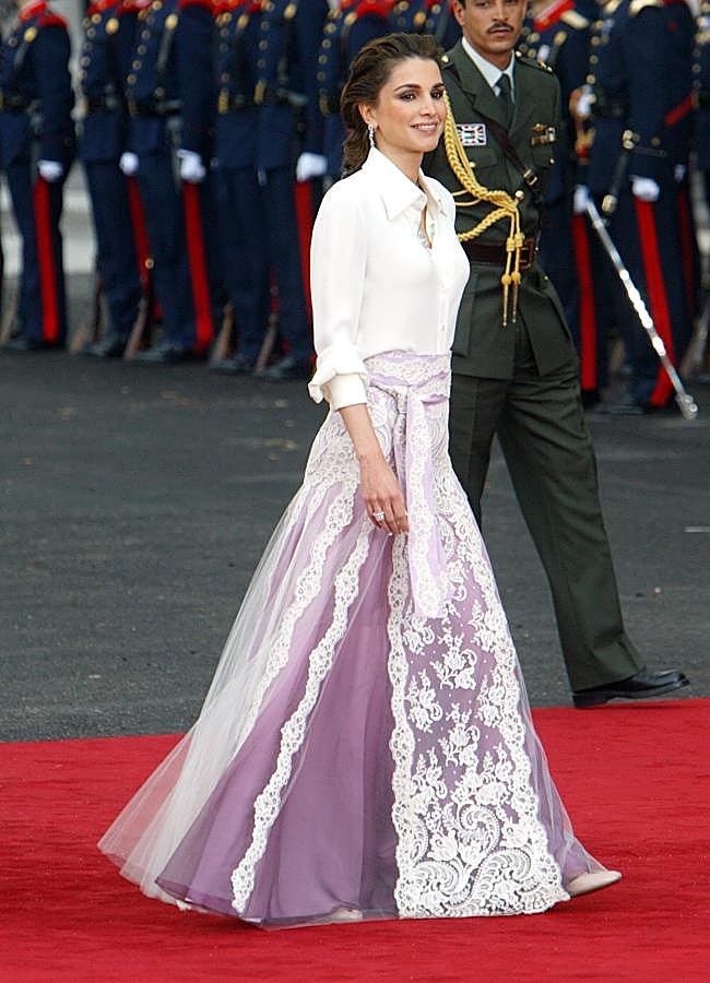 Imagen - El inolvidable look de Rania de Jordania en la boda de los hoy reyes don Felipe y doña Letizia: una blusa y falda con encaje de Givenchy Alta Costura. GTRES.