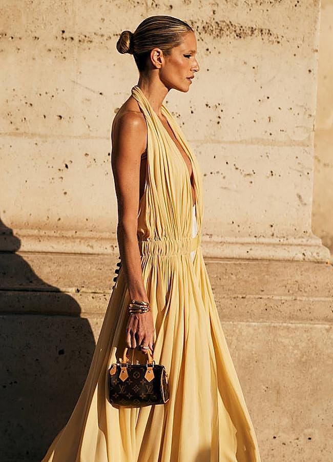 Imagen - Un look de street style con un bolso de Louis Vuitton. / Spotlight Launchmetrics