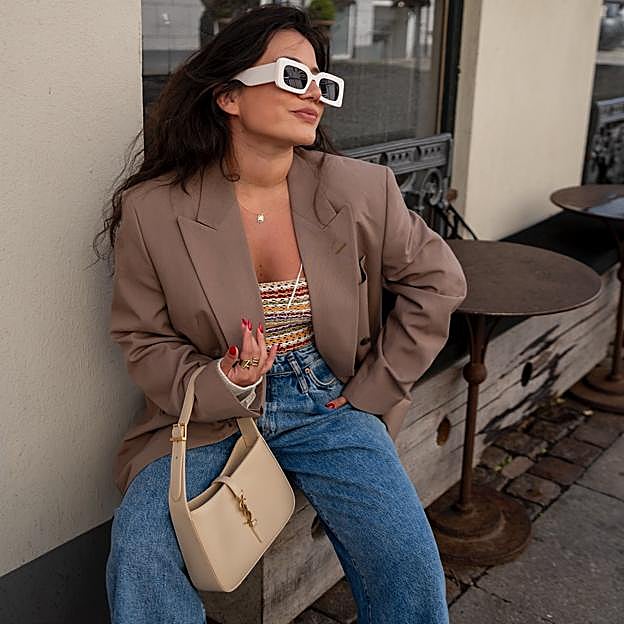 Imagen principal - Influencers con algunos de los bolsos de Yves Saint Laurent, Gucci o Marni disponibles en Efímero Club.