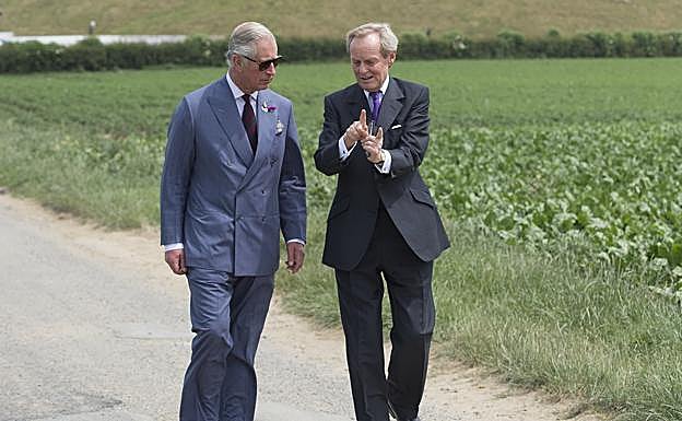 El duque de Wellington charlando con Carlos III de Inglaterra. 