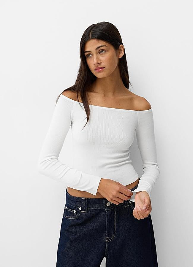 Imagen - Camiseta de manga larga y hombros al descubierto de Bershka.