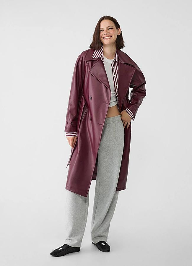 Imagen - Gabardina color burdeos efecto piel