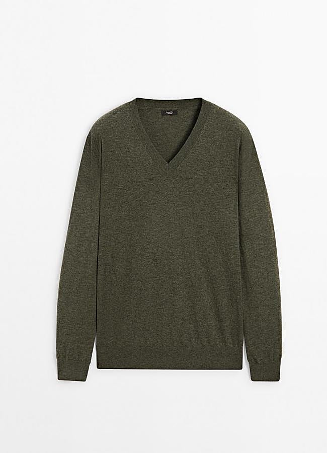 Imagen - Jersey de pico verde oliva de Massimo Dutti, 49,95 euros.