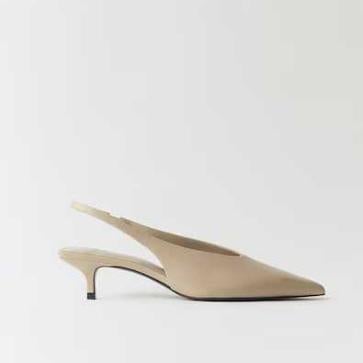 Imagen secundaria 1 - Botines de mujer en piel con tacón bloque de Bibi Lou (210€ en El Corte Inglés)/ Zapato piel tacón kitten de Mango (49,99€)/ Bailarinas con piel serraje con tachuelas de Parfois (39,99€)