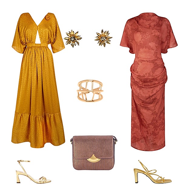 Vestido de invitada en jacquard ocre, de ARTÔLA COUTURE (C.P.V.). Pendientes Flow con forma de flor, con cristales, de SUPERTOCADAS (95 €). Vestido de invitada drapeado, de COOSY (160 €). Sandalia dorada con tiras, de SANDRO (245 €). Bolso Diviluz, de SESSÙN (365 €). Sandalia dorada, de MARTINELLI X REDONDO BRAND (170 €). Anillo Celosía, en latón con baño de oro, de SUMA CRUZ (120 €).