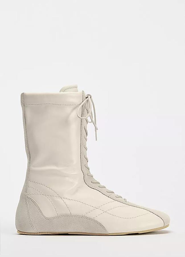 Imagen - Botín plano con cordones de Zara.